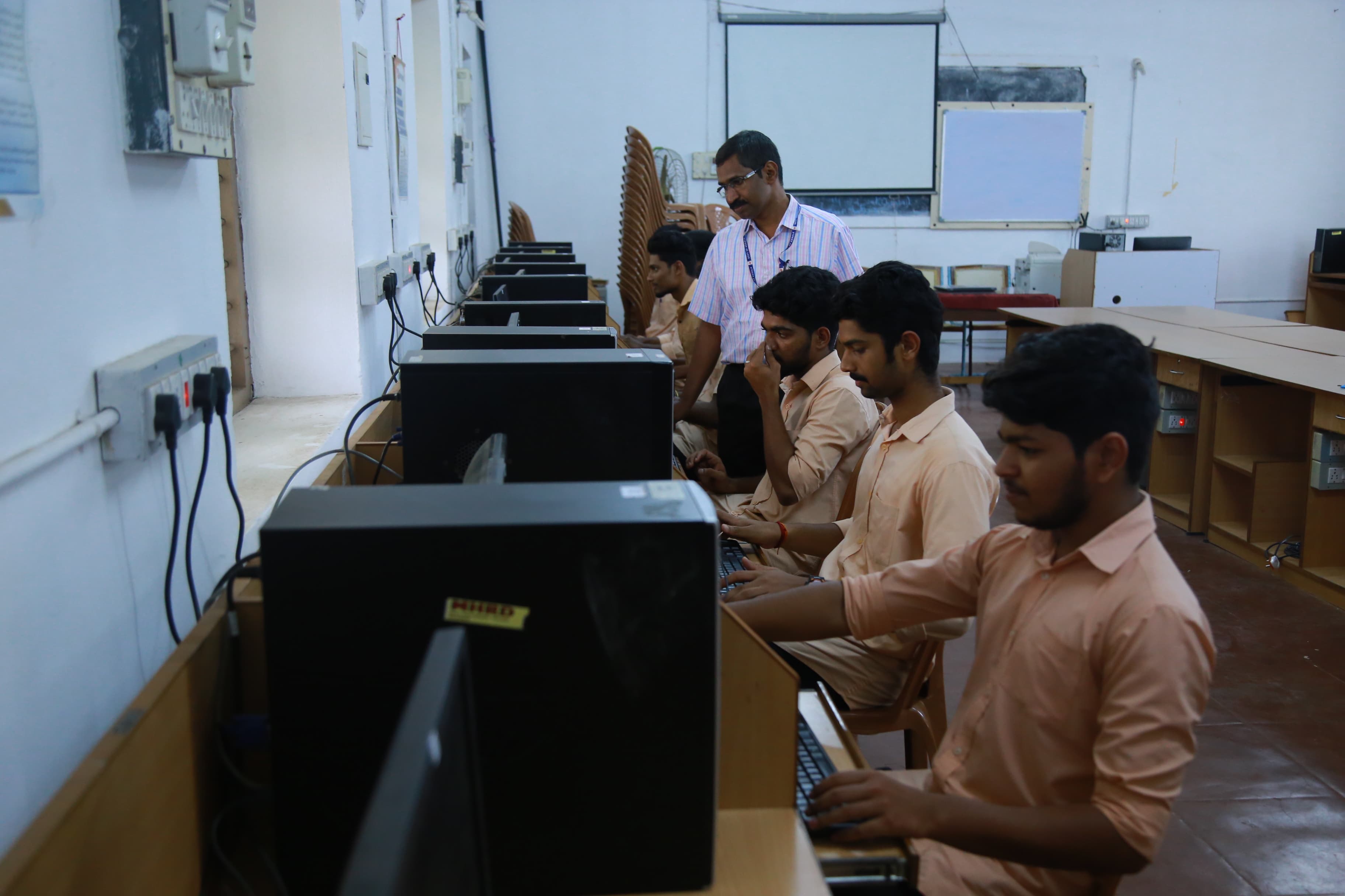 Government Polytechnic College Palakkad Laboratory photo 2